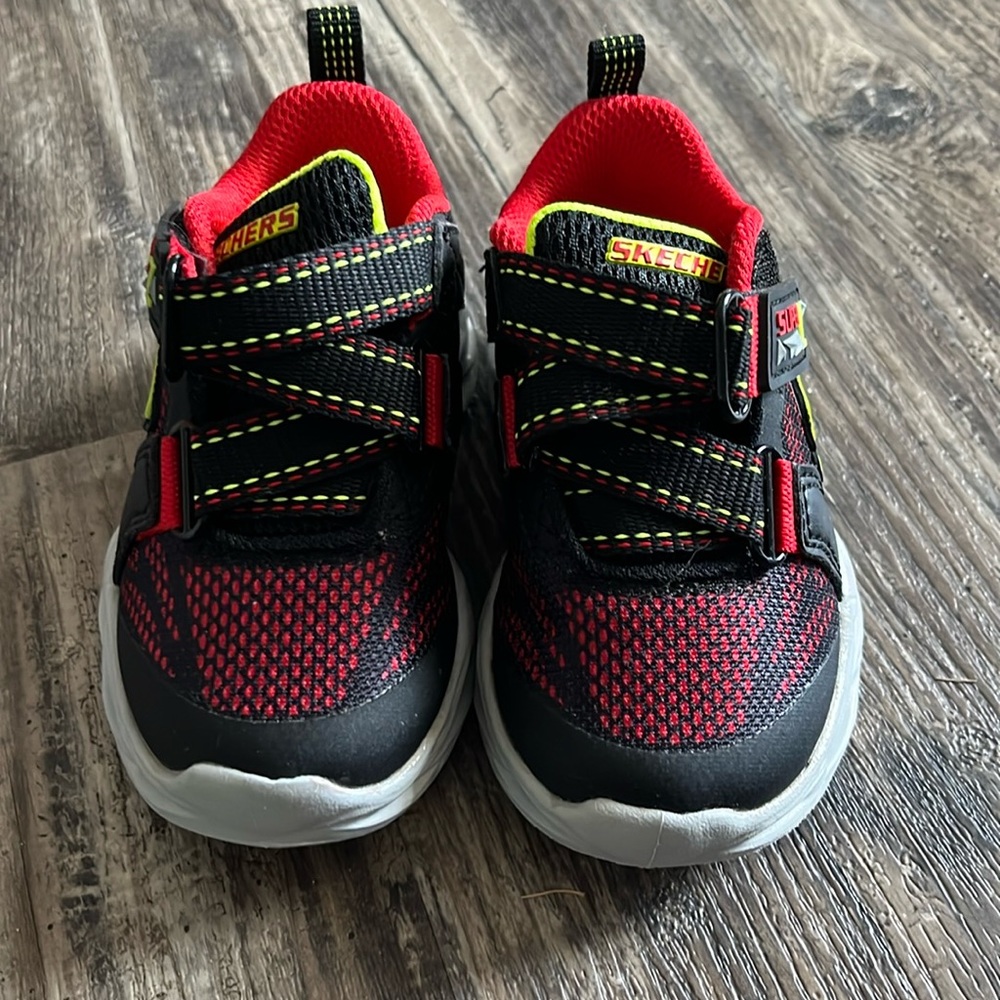Boys size 5 sneakers
